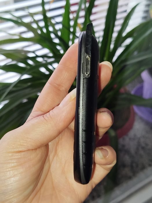 Телефон Samsung със зарядно.