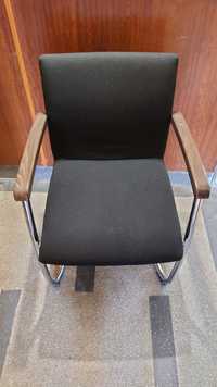 Продавам стол с ръкохватки махагон