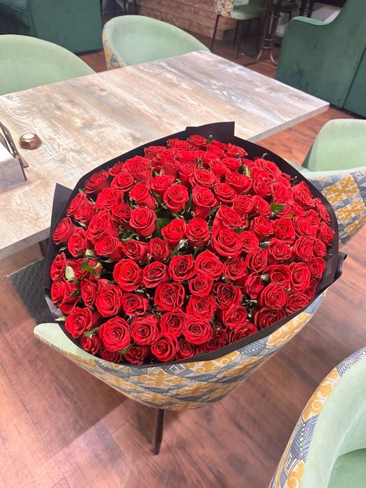 101 роза, красивый свежий цвет букетов