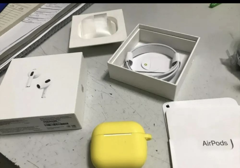 Airpods 3.……………