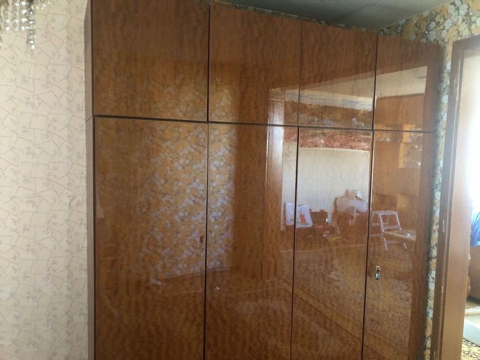 Спалня с ракла и четирикрилен гардероб с надстройка