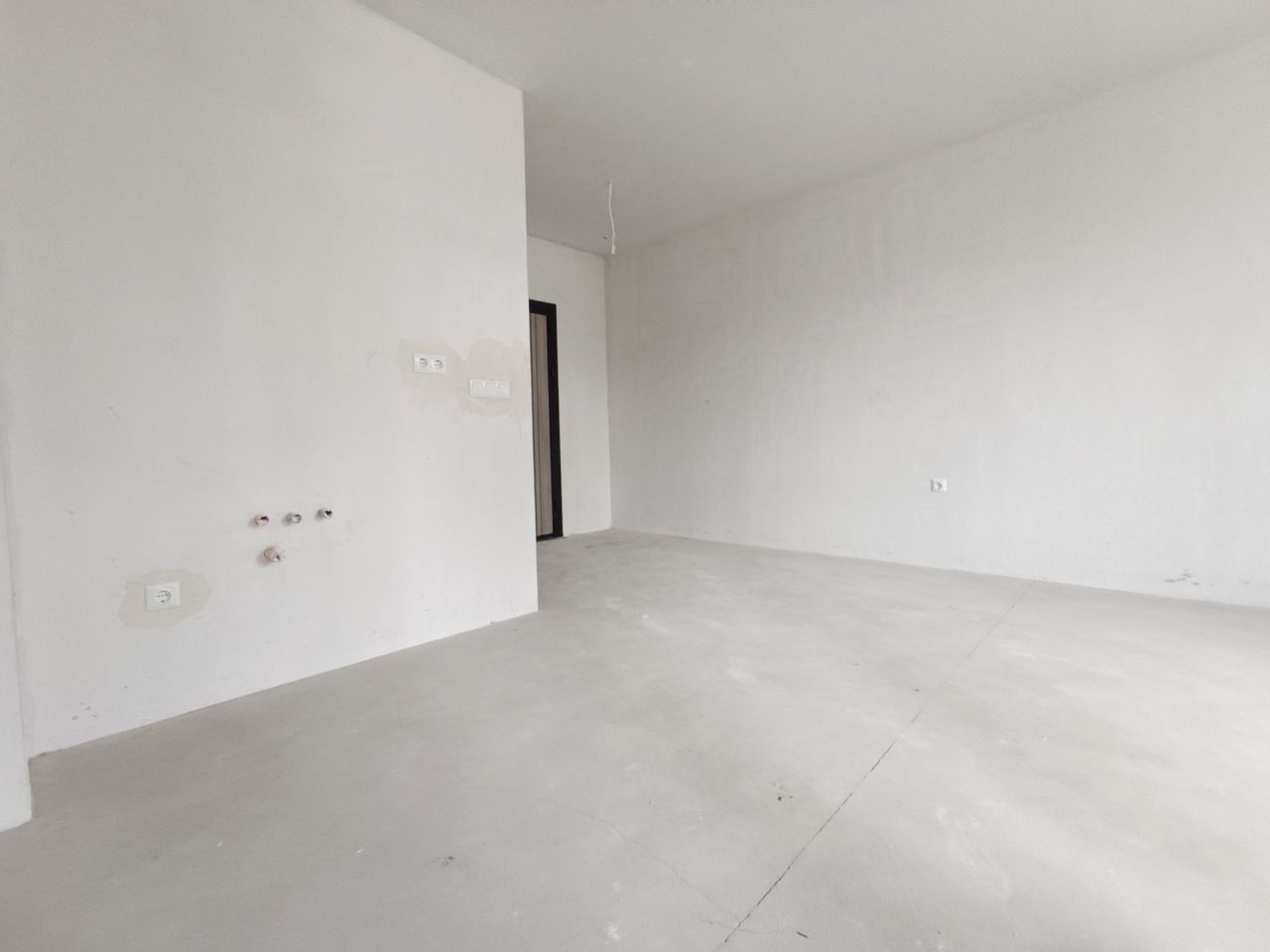 Продава се Едностаен апартамент в Варна, Спортна зала - 34 кв.м за 2015 €/кв.м - Снимка #3