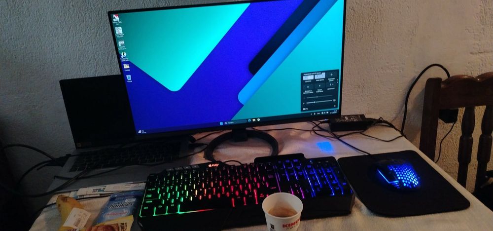 Лаптоп Acer , монитор Acer