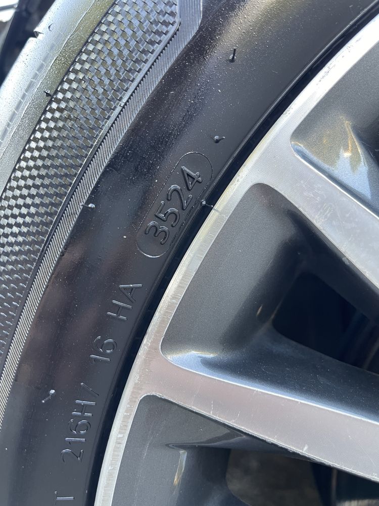 Продам диски с шинами Kia K7 R19