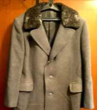 Продам новое мужское пальто с воротником из каракуля