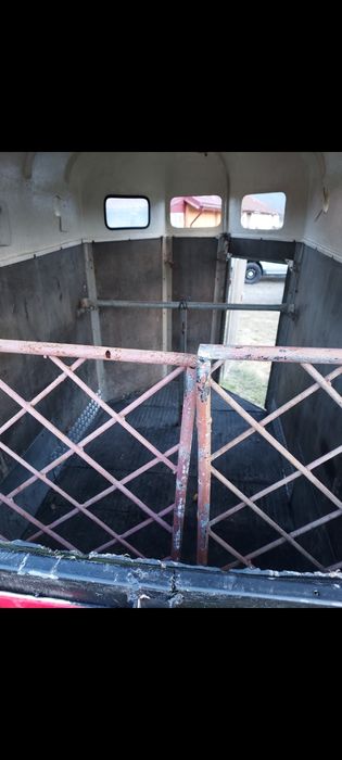 Vând remorca transport animale