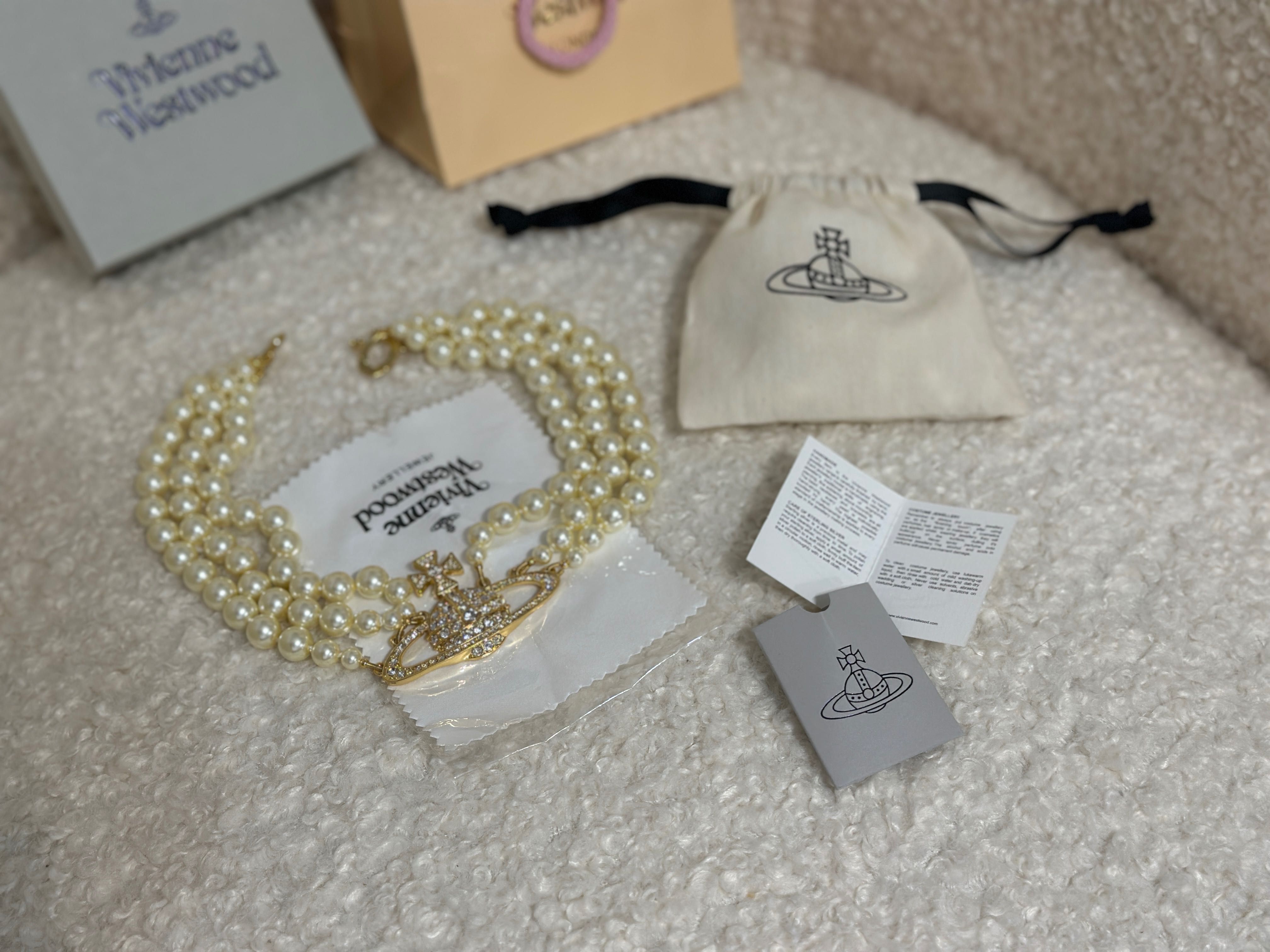 Colier Vivienne Westwood pearl orb auriu 3 randuri