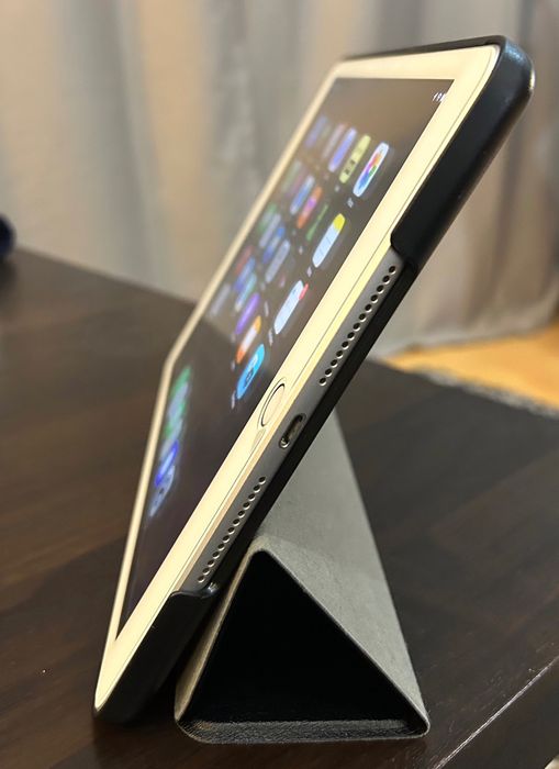 iPad generatia 8, 32 GB