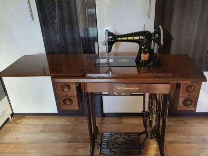 Машинка швейная. Рабочая с электро приводом. Раритет.