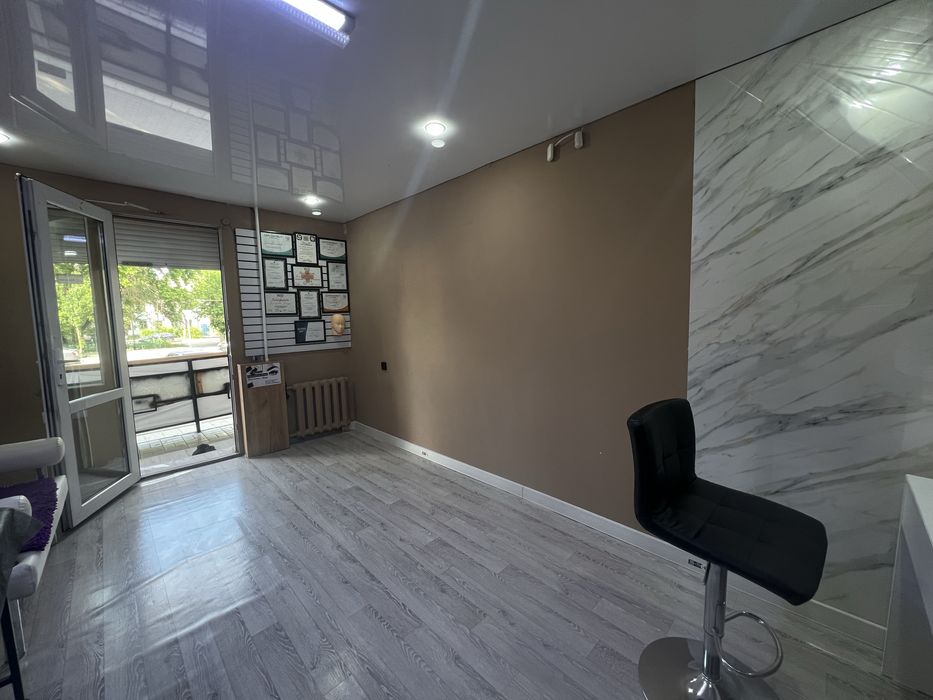 Есть места на субаренду центр города входная группа не кабинет в офисе