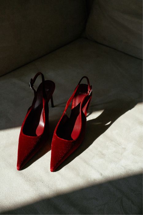 нови бордо кадифени обувки MANGO (нови) с блестяща закопчалка