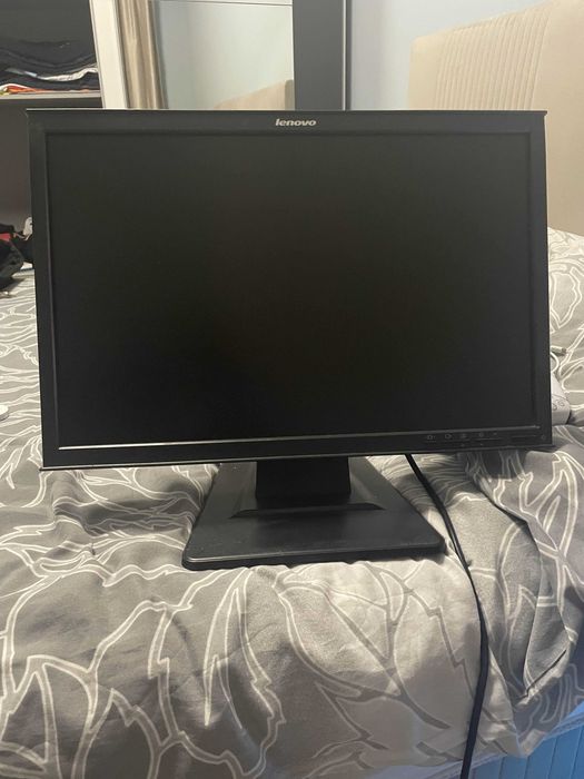 продавам монитор Lenovo ThinkVision