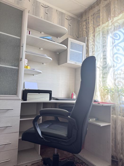 Продается стол школьника и кресло