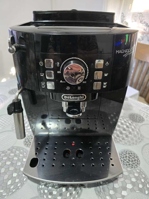 Продава се кафе машина Delonghi