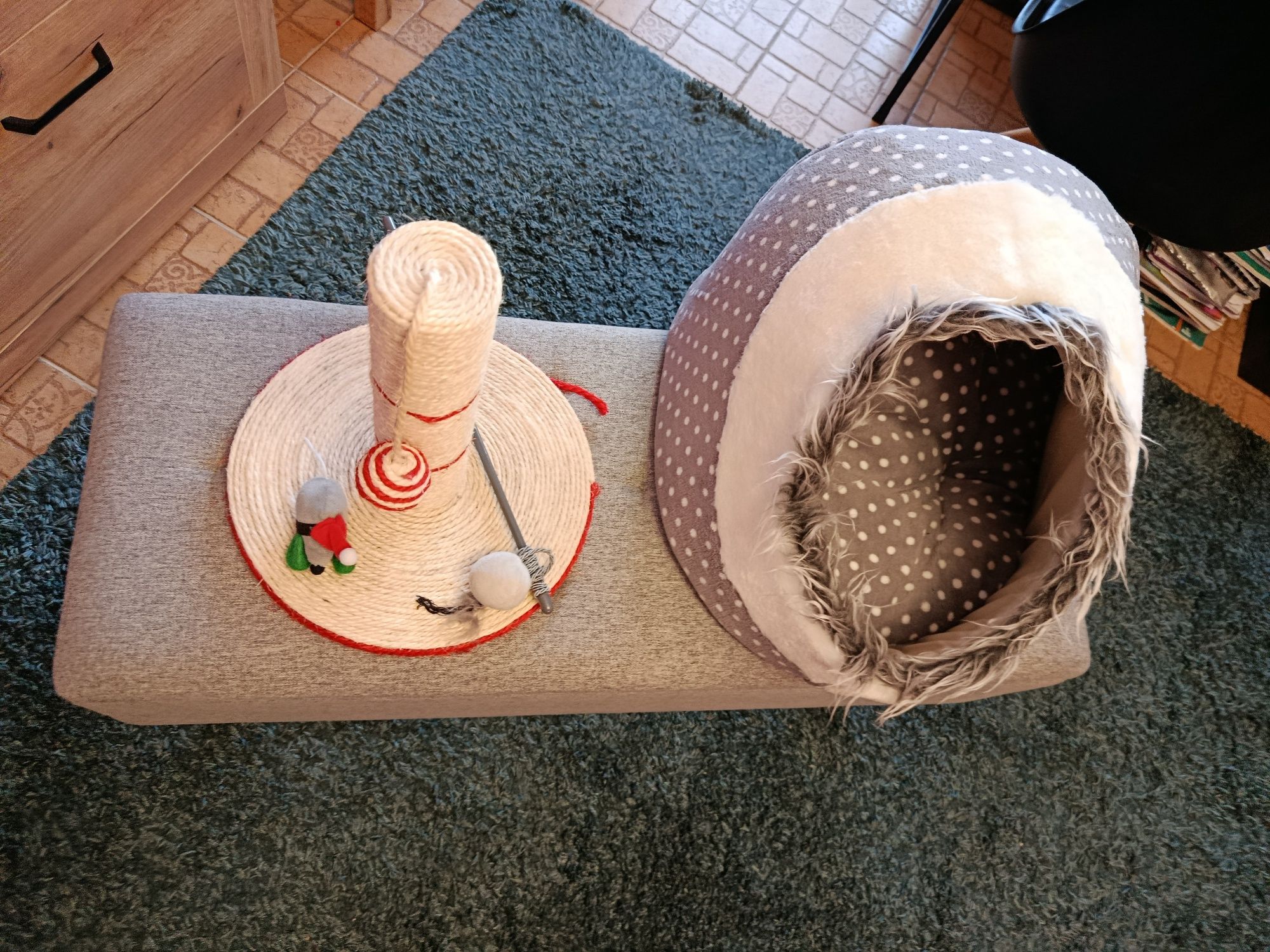 Легло за котка + играчки