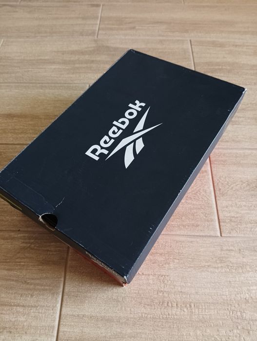 Продавам нови маратонки, Reebok.