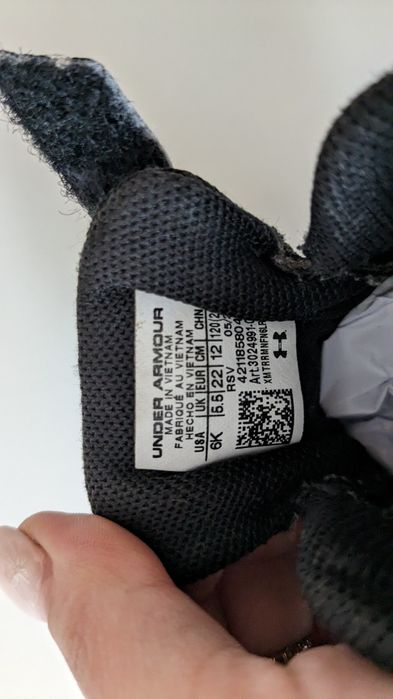 Vând adidași under armour mărimea 22.