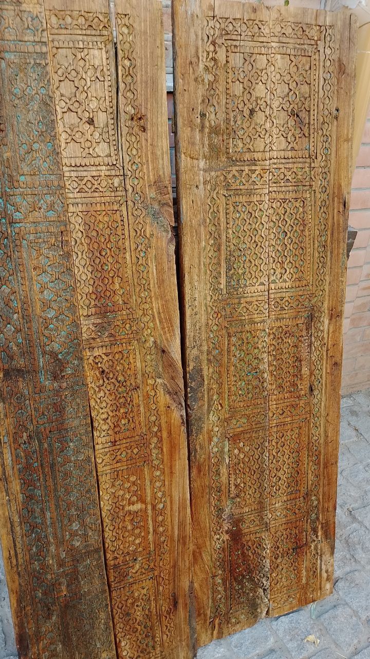 Старинные резные двери