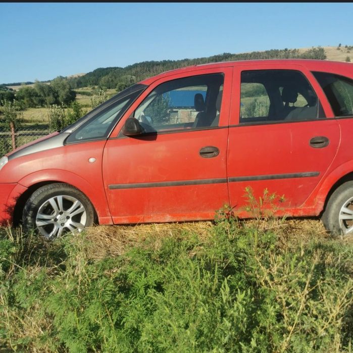 Opel meriva culoare roșie