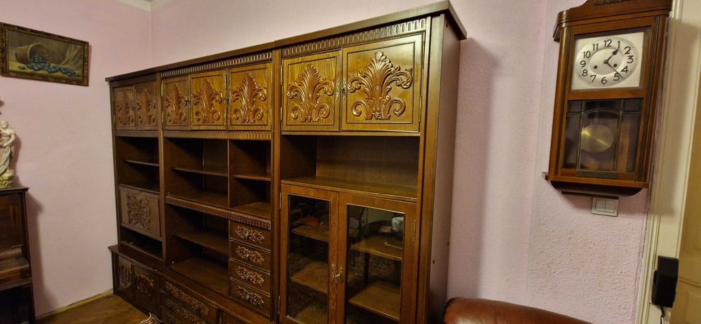 Biblioteca lemn Nina model vintage cu vitrina