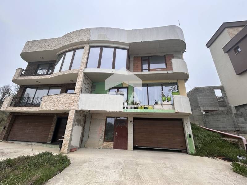 Функционална  двуетажна къща (близнак) за продажба с възможност за ра