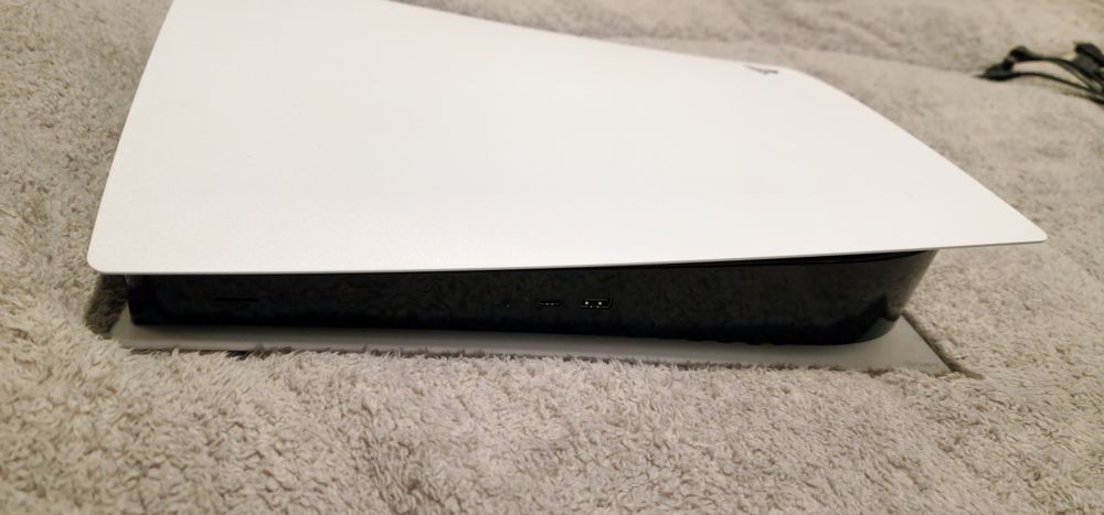 Playstation 5 + Pulse 3D Headphones + 2 controller