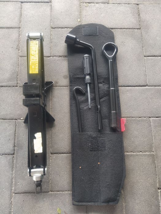 Оригинал домкрат в комплекте на Туксон 2020 год