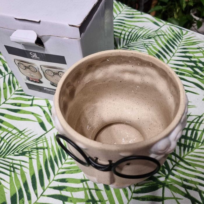 Ghiveci ceramic nou, model deosebit cu ochelari și papion