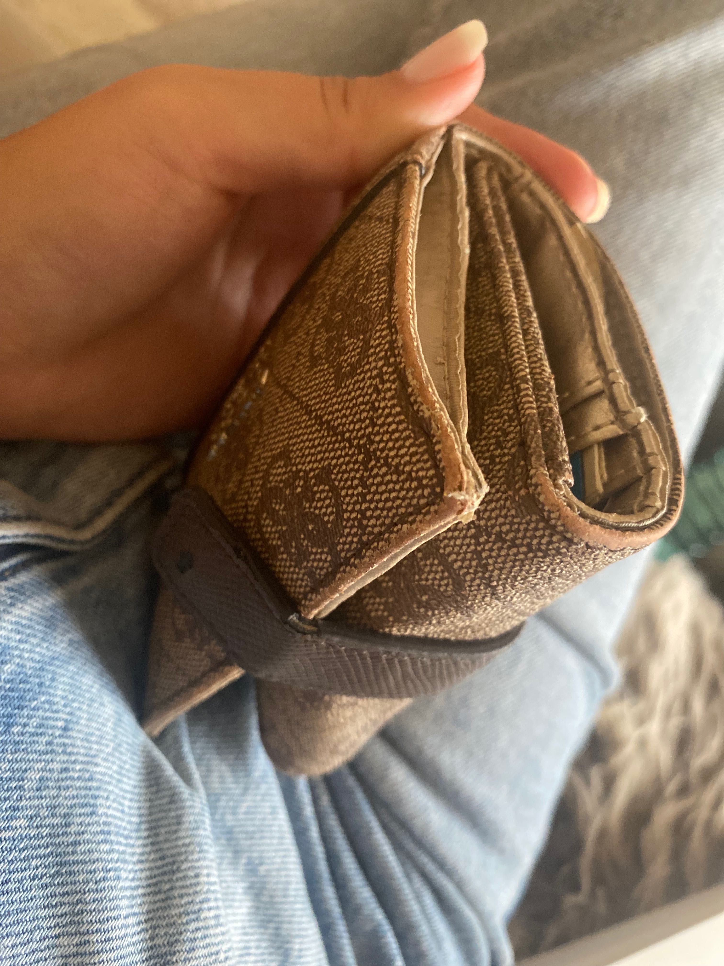Оригинално портмоне на Guess