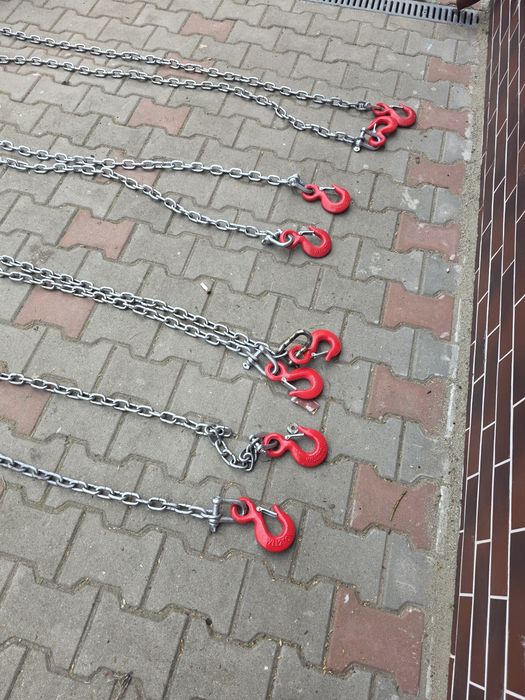 Lanțuri ridicare macara cu cârlige.