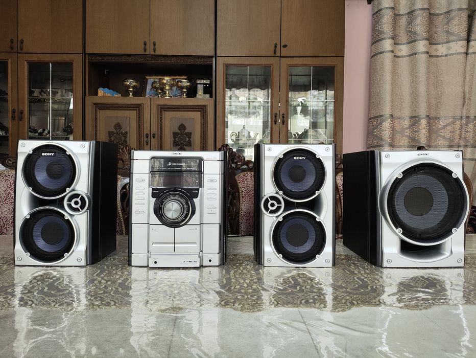 Sony 2.1 subwooferli muzikalniy sentr sotiladi