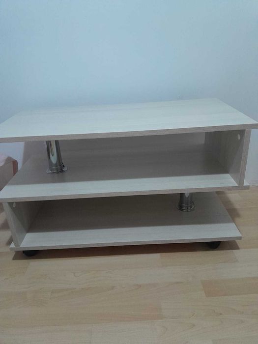 Продаётся журнальный столик на колёсиках