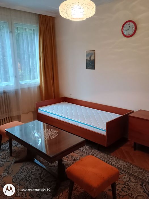 Под наем 3 стаен, София, кв. Изток, 100 кв.м. обзаведен, партер