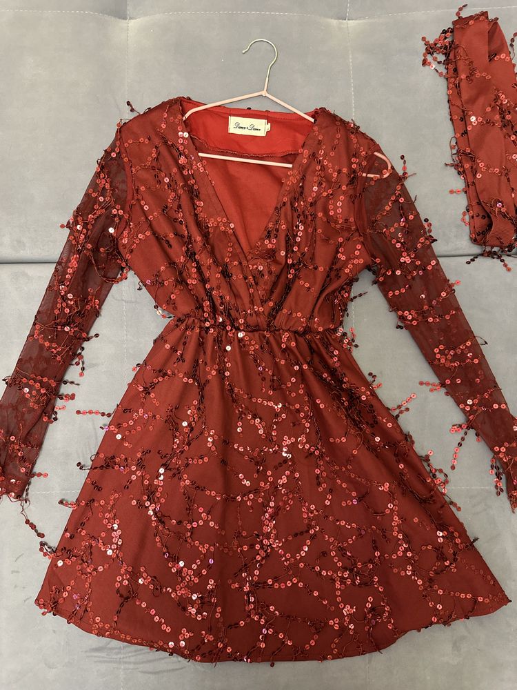 Платье красное в пайетках