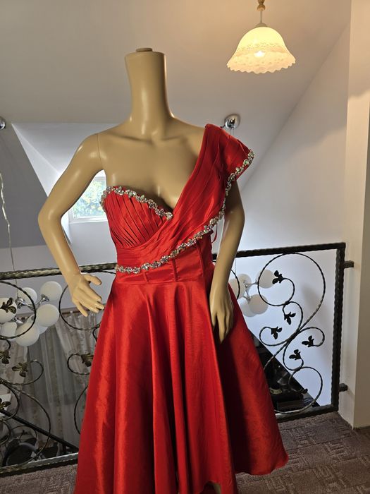 Rochie roșie cu pietre și corset