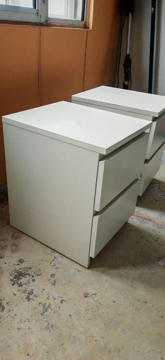 2 броя нощно шкафче с по 2 чекмеджета всяко.. Бял гланц като нови