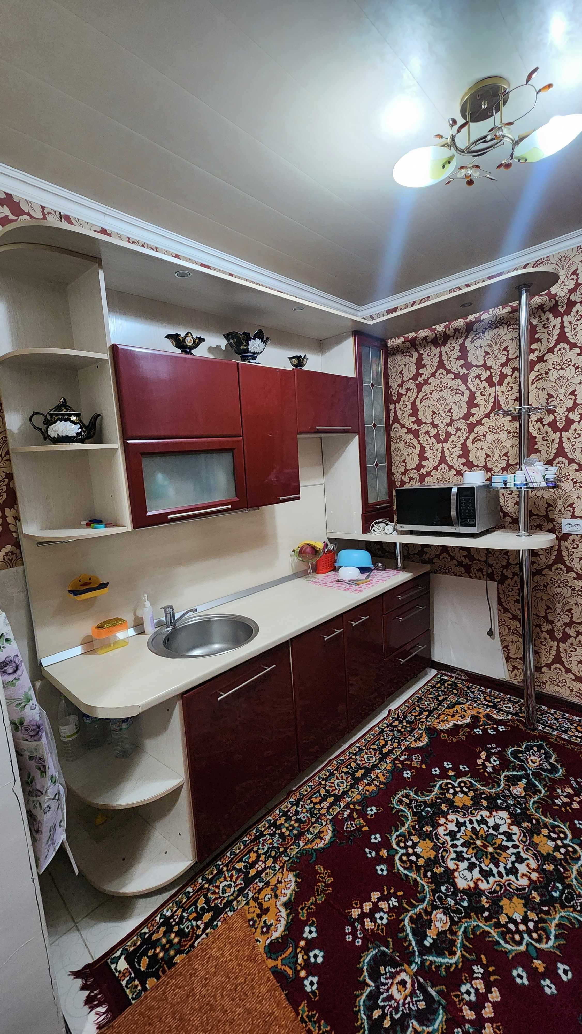 Кухонный гарнитур российского производства.