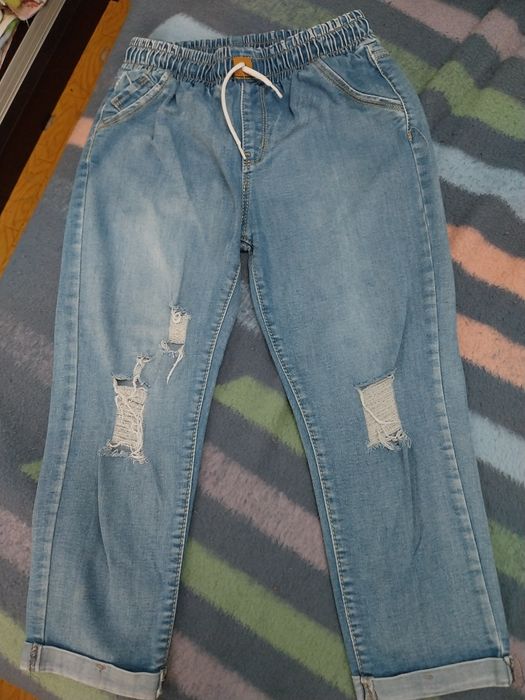 Vând blugi trei sferturi impecabili