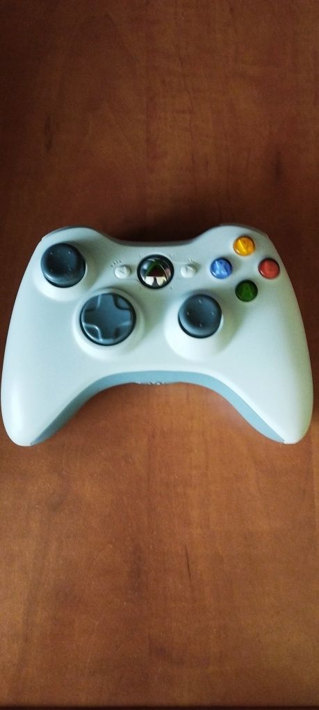 Vând XBOX 360E in stare perfecta, are si jocuri