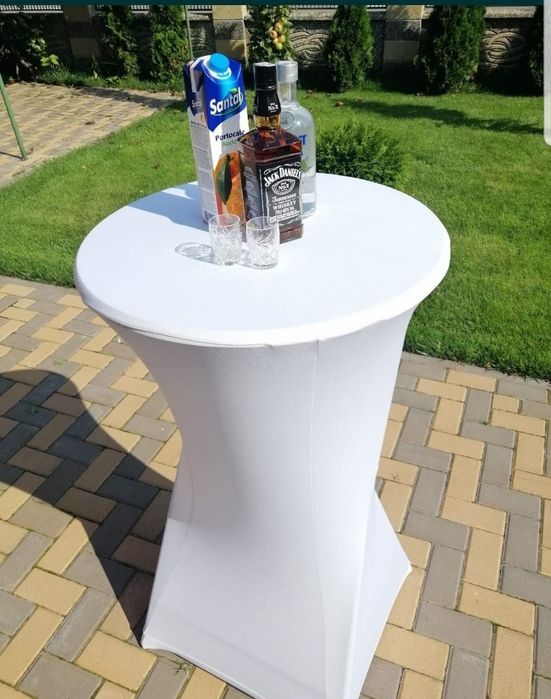 Închiriere mese cocktail înalte cu huse pentru evenimente private