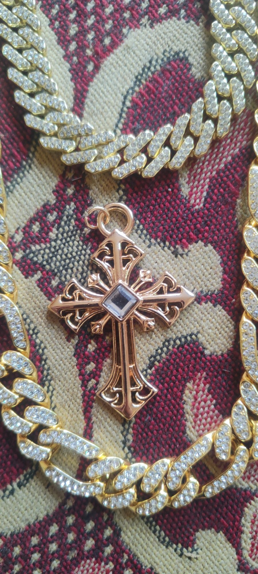 Ланец гривна кръст