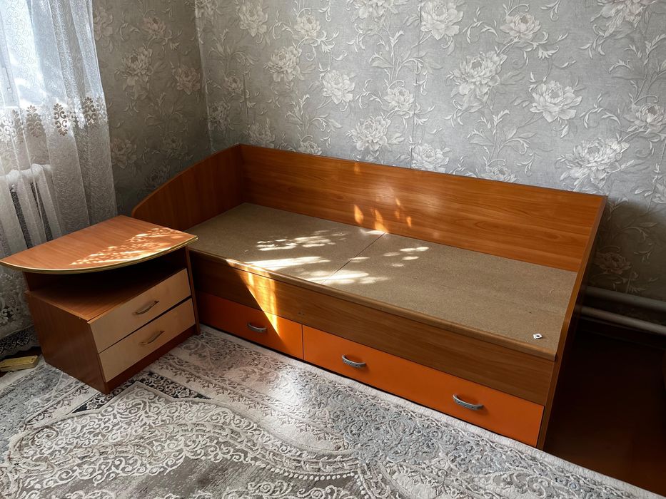 Кровать и тумбочка