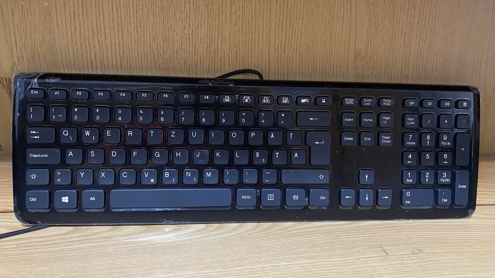 Tastatura noua cu folie pe ea,vand urgent.