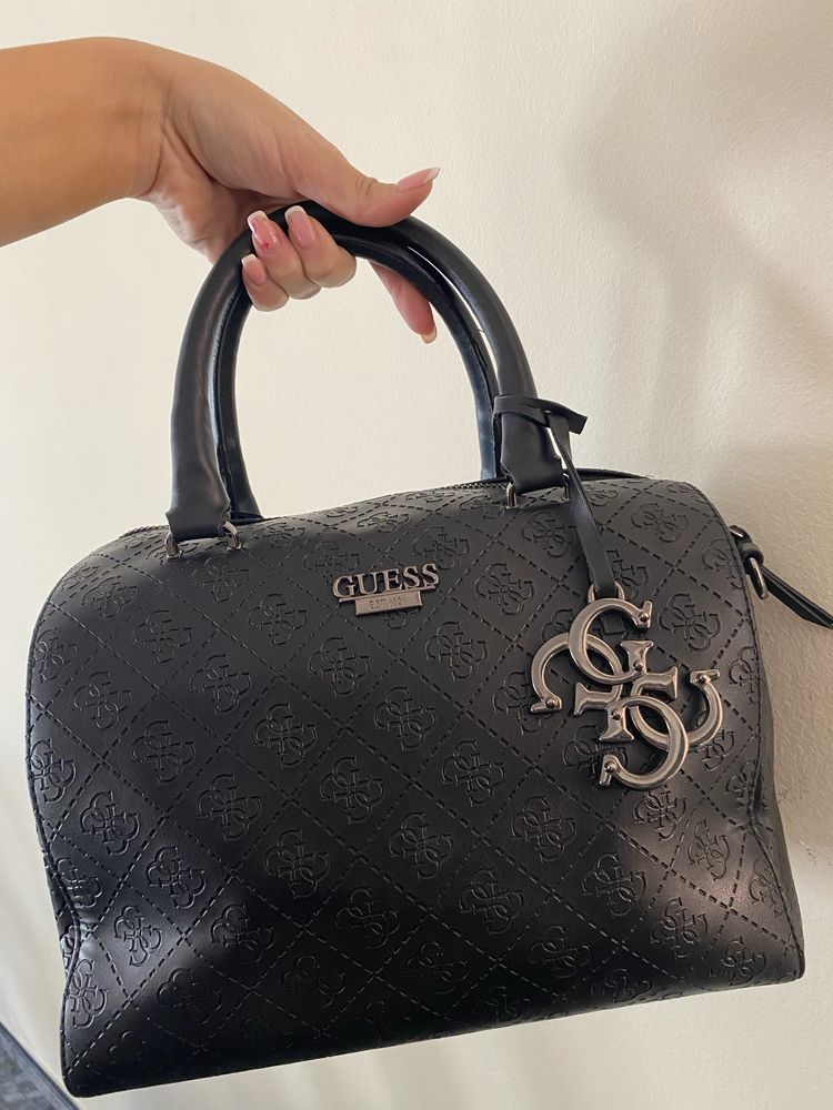 Чанта Guess черна