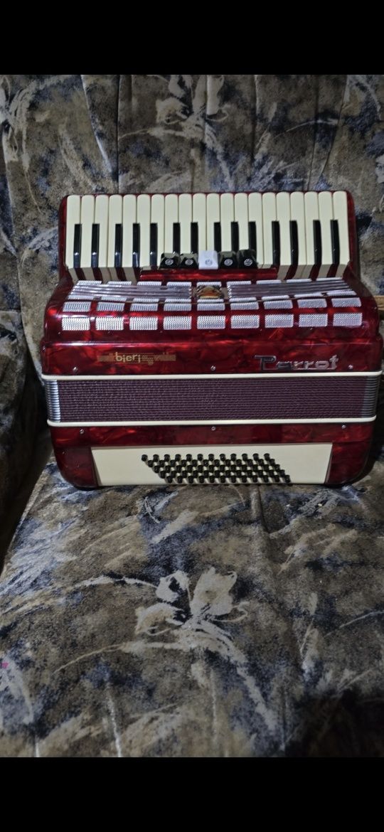 Acordeon Parrot 60 bași aproape nou