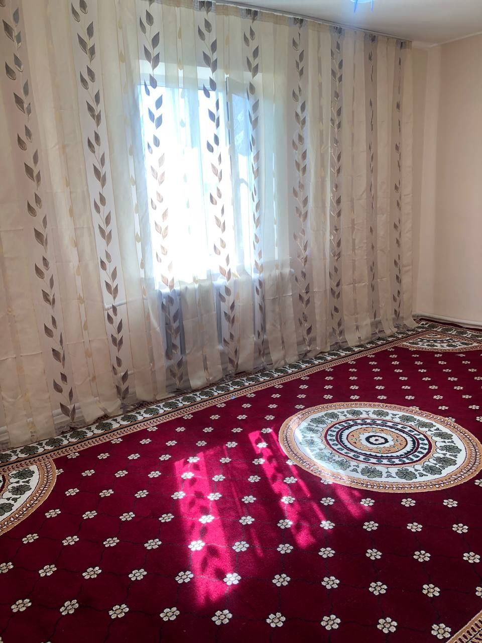Guliston shahar markazida, KOTEDJ 5 xonali, mo'ljal 2 mavze, 7 maktab.