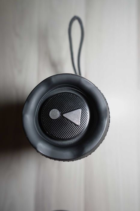 Vând boxă portabilă JBL Flip 6, culoare Negru Mat. Produsul este nou