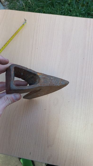 Стара брадва вижда се някаква маркировка