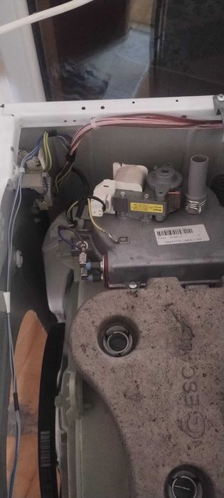 Продава перална Индезит със сушилна.