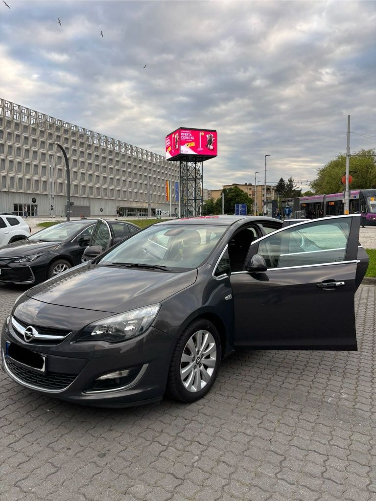 Vând Opel Astra j ecoFLEX Sedan impecabil